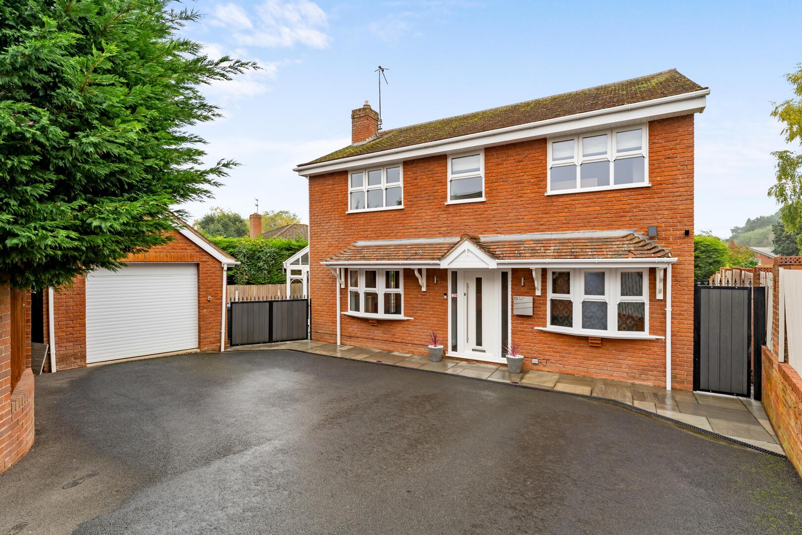 4 bed property in St. Johns Close, Swindon